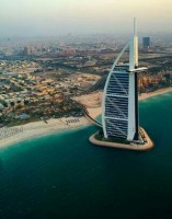Hotel 7 estrelas em Dubai. Chamado de "Burj Al Arab".